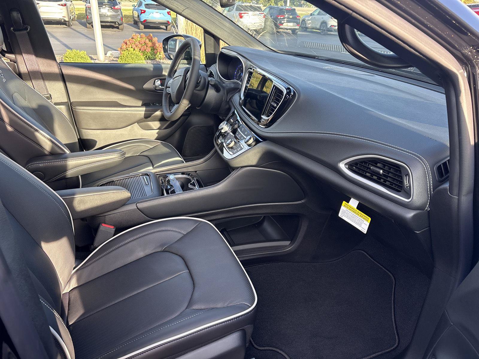New 2027 Chrysler Pacifica Limited AWD/4WD image 15