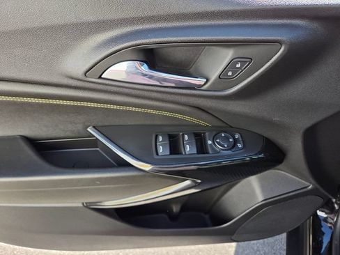 Certified 2025 Chevrolet Trax LT FWD image 17