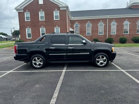 Used 2011 Chevrolet Avalanche LTZ AWD/4WD image 3