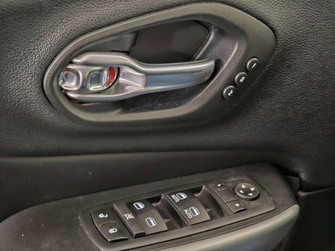 Used 2017 Jeep Cherokee Trailhawk AWD/4WD image 20