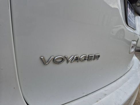 Used 2023 Chrysler Voyager LX FWD image 11