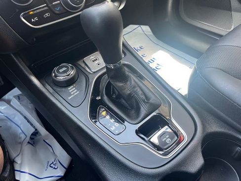 Used 2020 Jeep Cherokee Limited AWD/4WD image 13