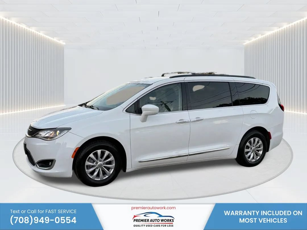 Used 2017 Chrysler Pacifica Touring-L FWD image 1