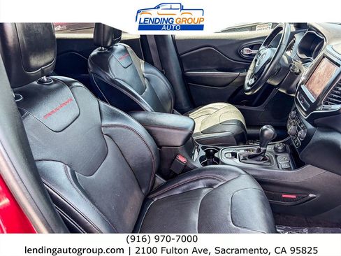 Used 2019 Jeep Cherokee Trailhawk AWD/4WD image 15
