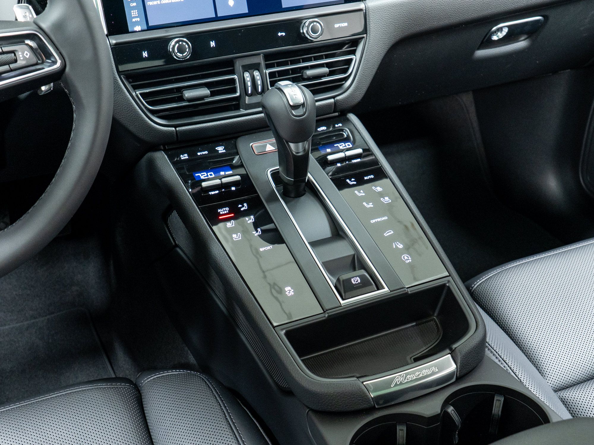 Certified 2025 Porsche Macan AWD/4WD image 24