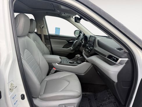Used 2022 Toyota Highlander XLE image 19