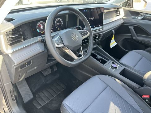 New 2026 Volkswagen Tiguan SE FWD image 14