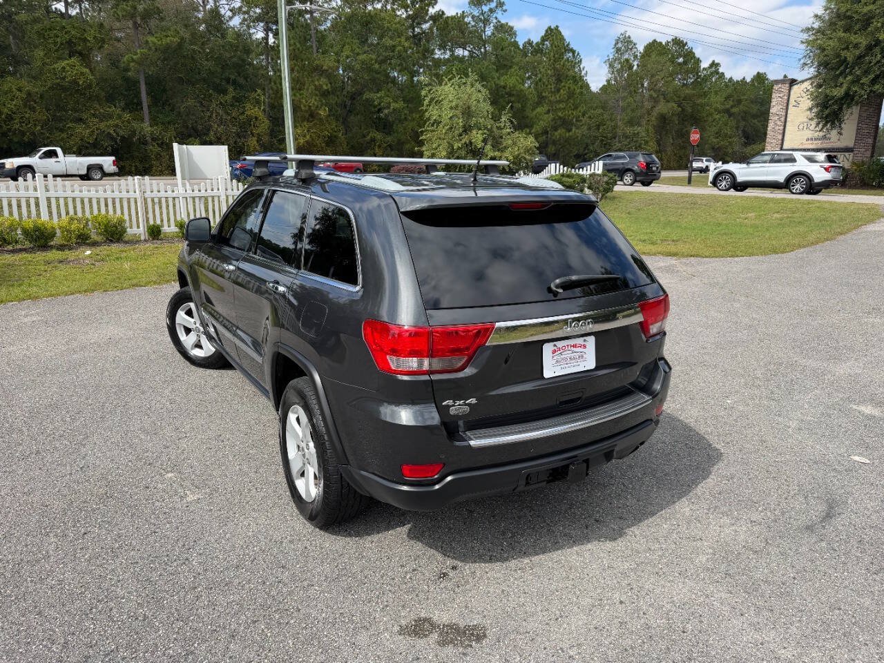 Used 2011 Jeep Grand Cherokee Overland AWD/4WD image 4
