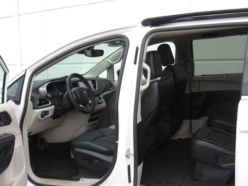 Used 2024 Chrysler Pacifica Touring-L FWD image 12