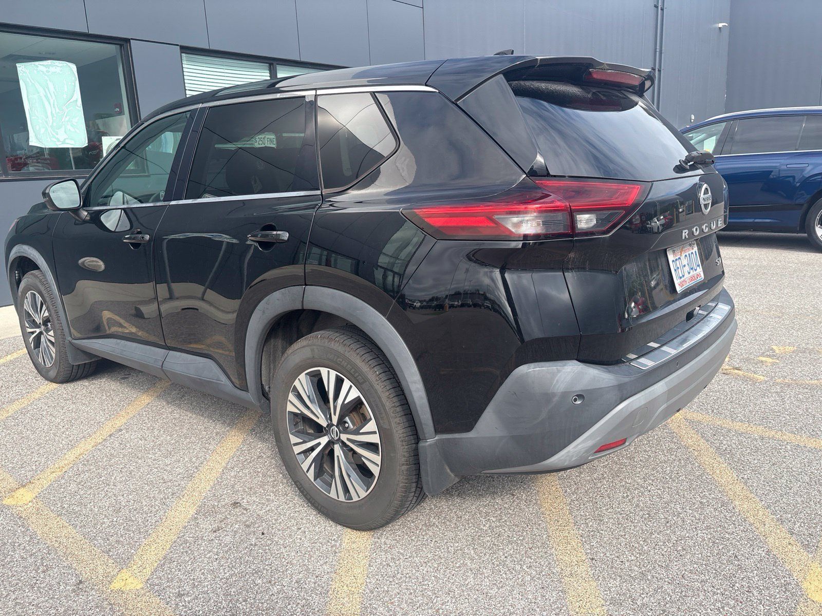 Used 2021 Nissan Rogue SV FWD image 4