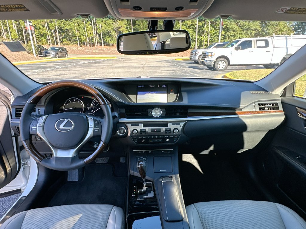 Used 2015 Lexus ES 350 w/ Luxury Package FWD image 3