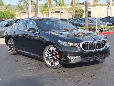 New 2027 BMW i5 eDrive40 w/ Convenience Package RWD image 2