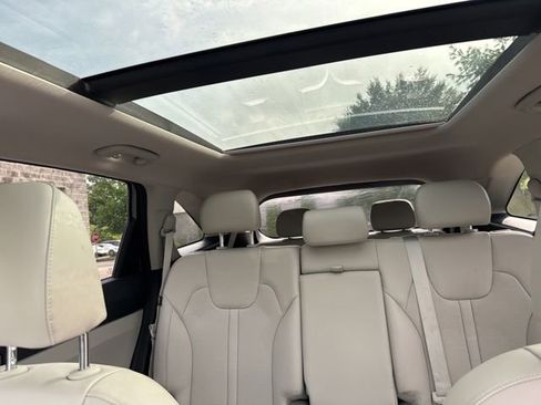 Used 2024 Kia Sorento S w/ Panoramic Sunroof Package AWD/4WD image 11