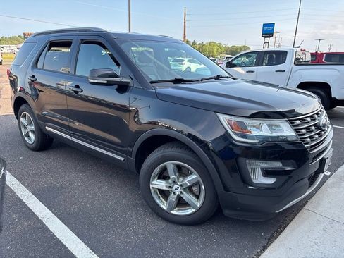 Used 2017 Ford Explorer XLT w/ Equipment Group 202A AWD/4WD image 4