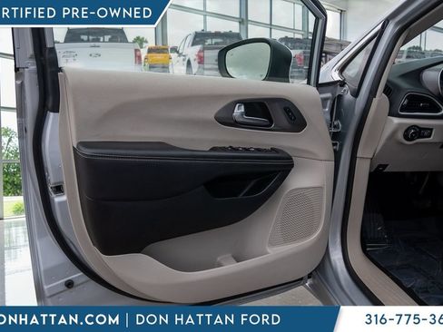 Used 2023 Chrysler Pacifica Touring-L FWD image 12