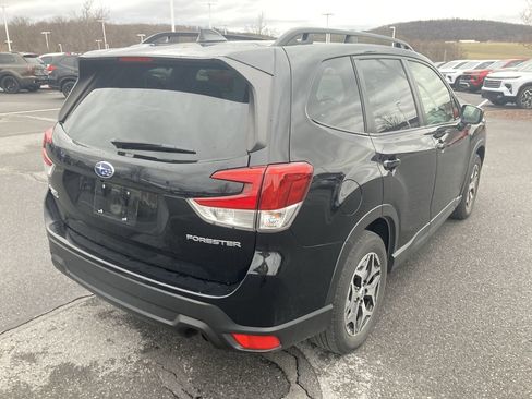 Used 2022 Subaru Forester Premium image 7