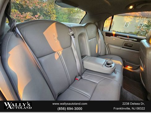 Used 2009 Lincoln Town Car Signature Limited image 11