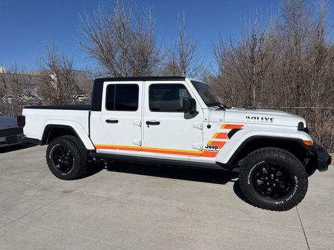 Used 2021 Jeep Gladiator Sport image 3