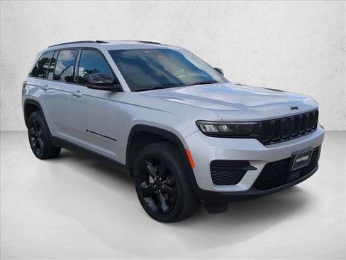 Certified 2024 Jeep Grand Cherokee Altitude RWD image 3