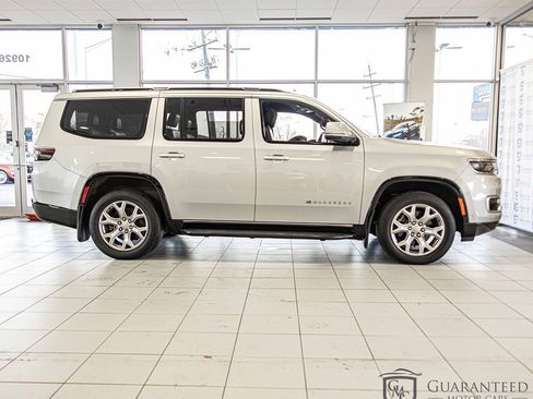 Used 2022 Jeep Wagoneer Series II w/ Flexible Seating Group image 9