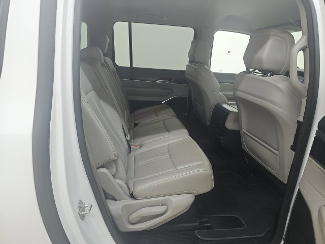 Used 2024 Jeep Wagoneer L Series II w/ Flexible Seating Group AWD/4WD image 21
