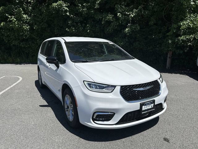 New 2026 Chrysler Pacifica Select AWD/4WD image 2