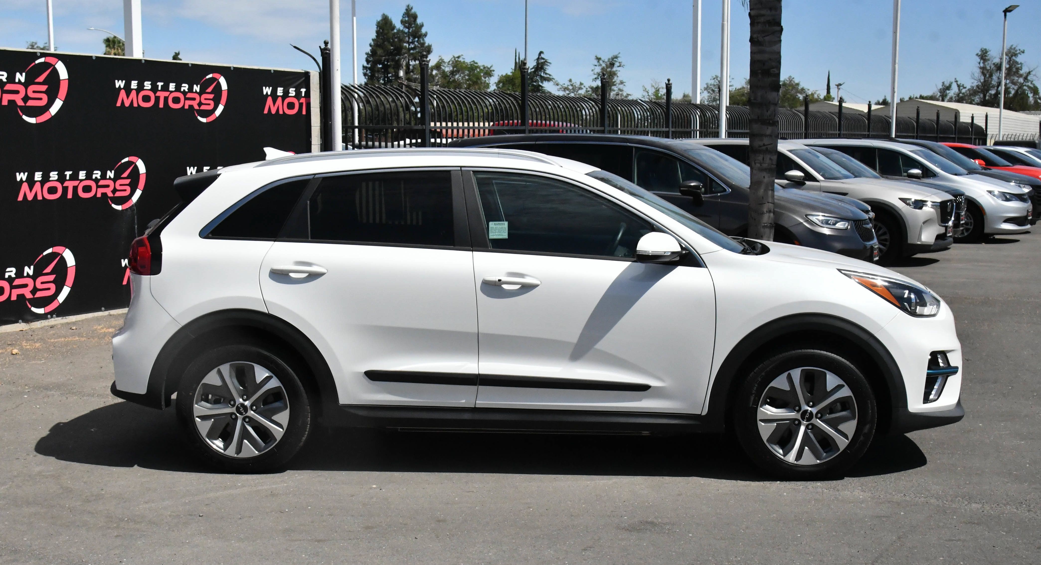 Used 2022 Kia Niro EX FWD image 9