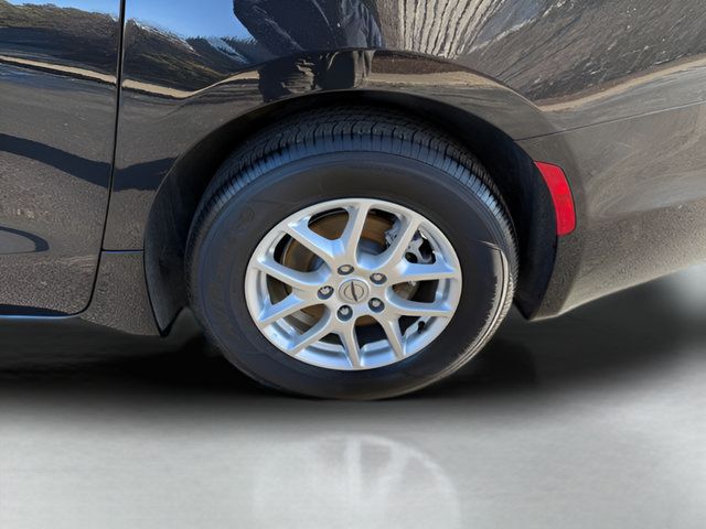 Used 2024 Chrysler Pacifica Touring-L FWD image 25