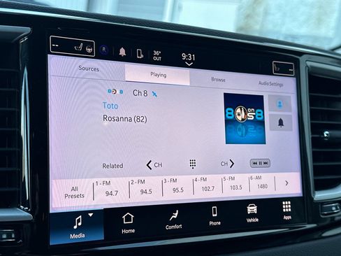 Used 2023 Chrysler Pacifica Touring-L image 18