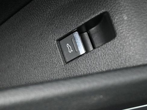 Used 2019 Audi e-tron Prestige w/ Prestige Package image 24