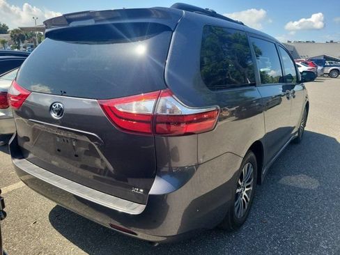 Used 2019 Toyota Sienna XLE w/ XLE Navigation Package FWD image 5