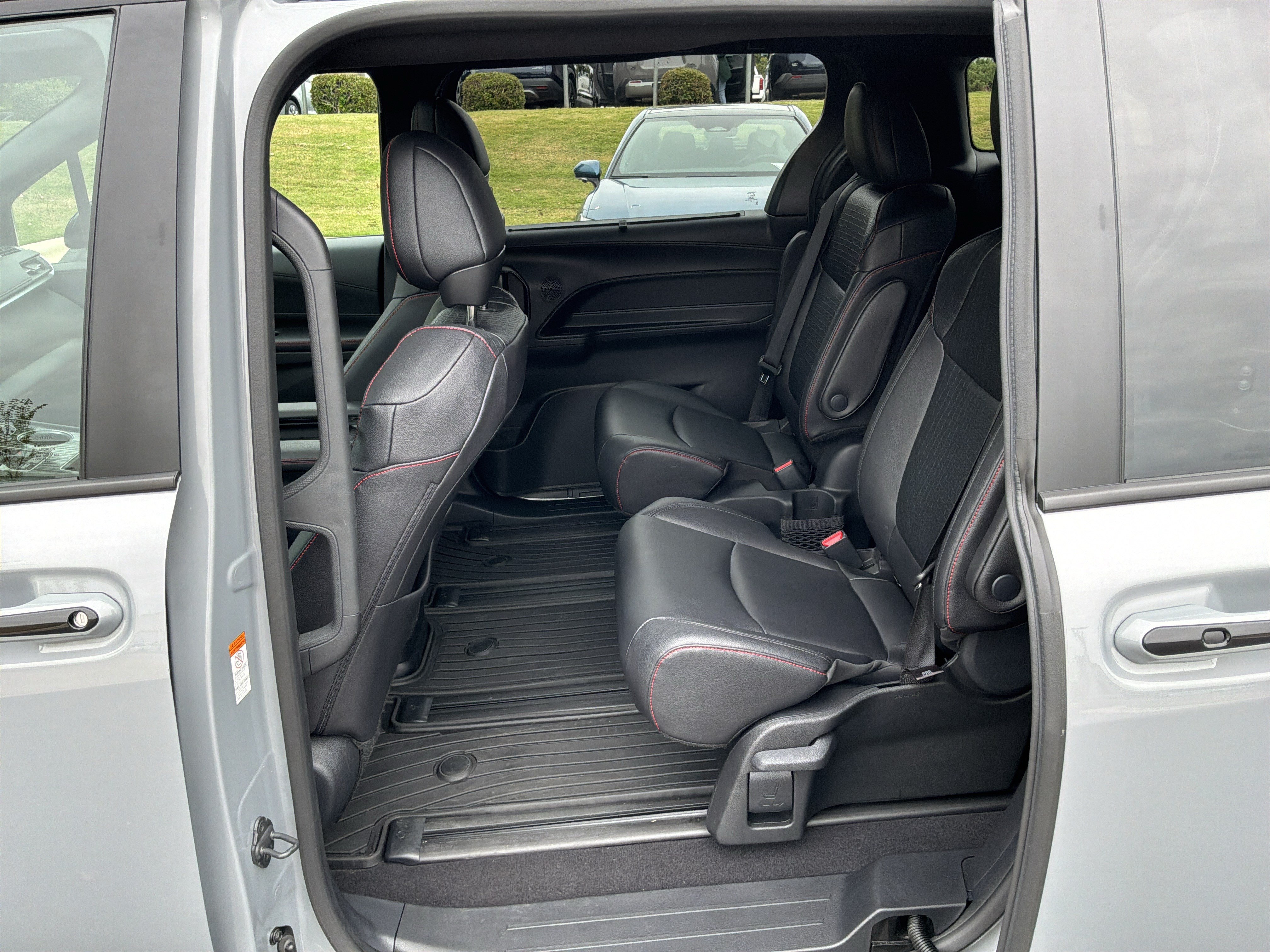 Used 2026 Toyota Sienna XSE FWD image 31