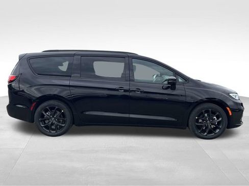 New 2026 Chrysler Pacifica Select image 8