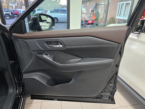 Used 2023 Nissan Rogue SV w/ SV Premium B Package image 17