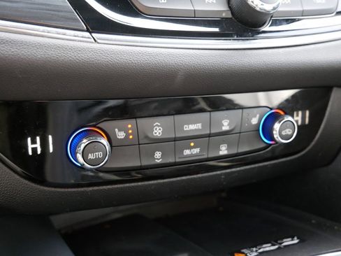 Used 2023 Buick Enclave Essence AWD/4WD image 25