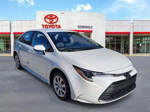 Used 2025 Toyota Corolla LE image 2