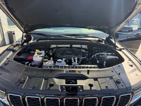 Used 2022 Jeep Grand Cherokee Limited 4xe image 32