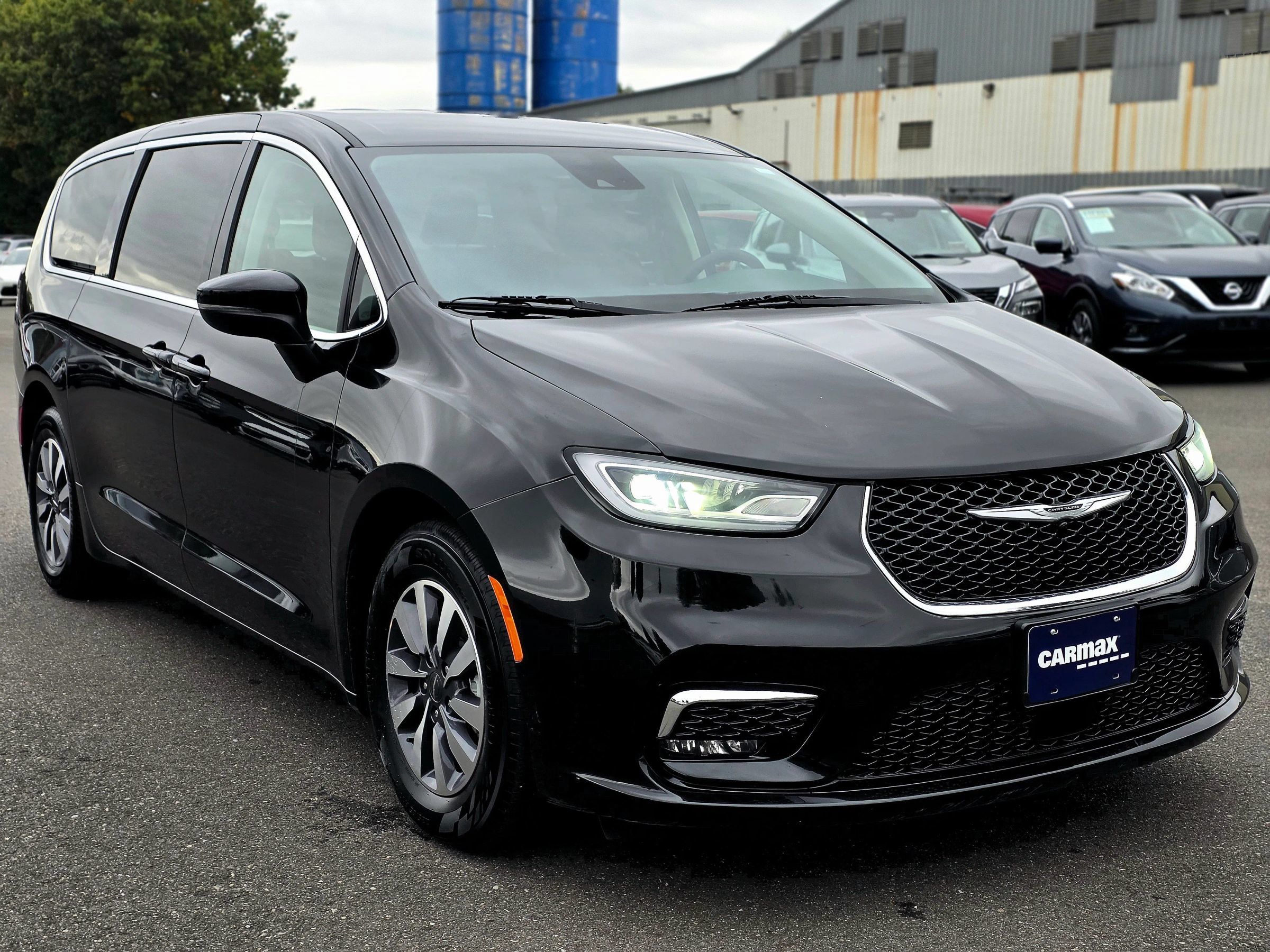 Used 2023 Chrysler Pacifica Touring-L FWD image 1