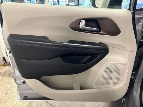 Used 2018 Chrysler Pacifica L FWD image 10