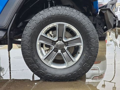 Used 2021 Jeep Gladiator Rubicon w/ Dual Top Group AWD/4WD image 9
