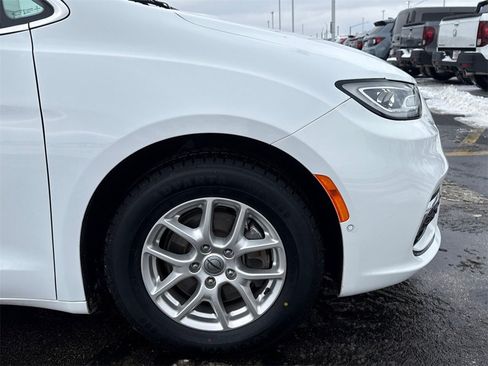 Used 2022 Chrysler Pacifica Touring-L w/ Uconnect Theater Family Group image 13