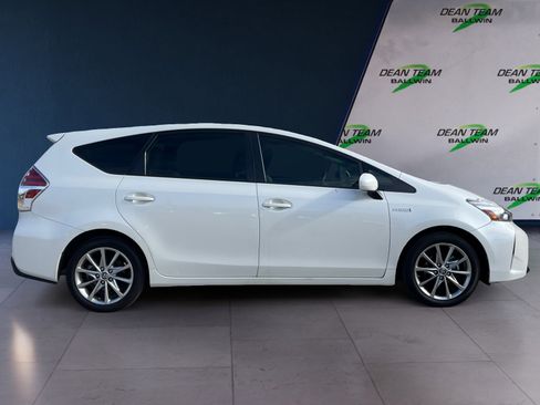 Used 2017 Toyota Prius V Five FWD image 10
