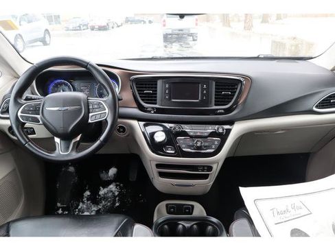 Used 2017 Chrysler Pacifica Touring-L w/ Tire & Wheel Group image 9