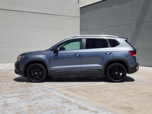 Used 2022 Volkswagen Taos SE w/ Panoramic Sunroof Package FWD image 6
