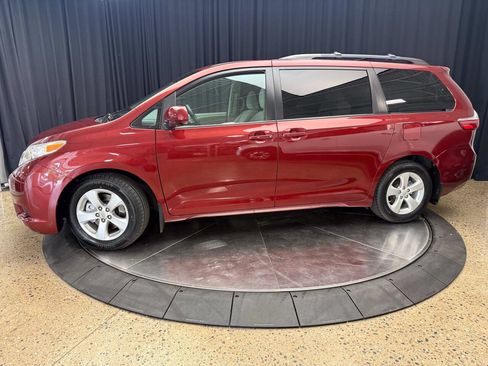 Used 2015 Toyota Sienna LE FWD image 4