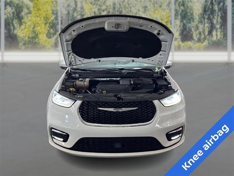 Used 2023 Chrysler Pacifica Touring-L FWD image 11