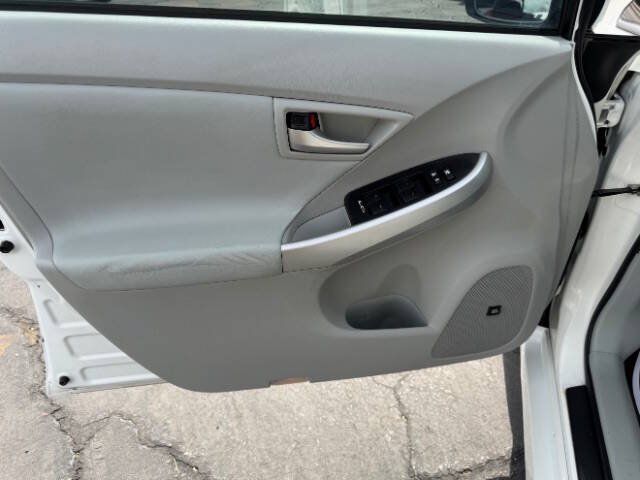 Used 2014 Toyota Prius Four w/ Solar Roof Package FWD image 9