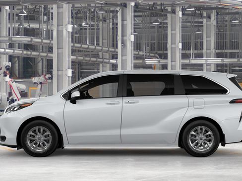 New 2026 Toyota Sienna LE FWD image 4