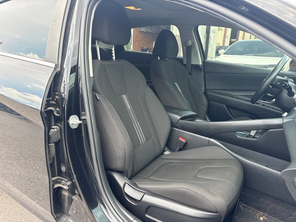 Used 2022 Hyundai Elantra SEL w/ Convenience + Premium Package FWD image 19