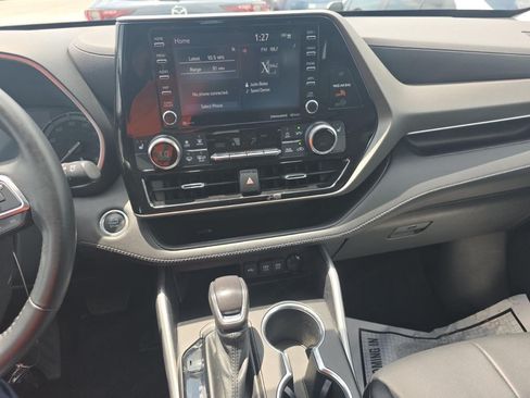 Used 2021 Toyota Highlander XLE FWD image 15